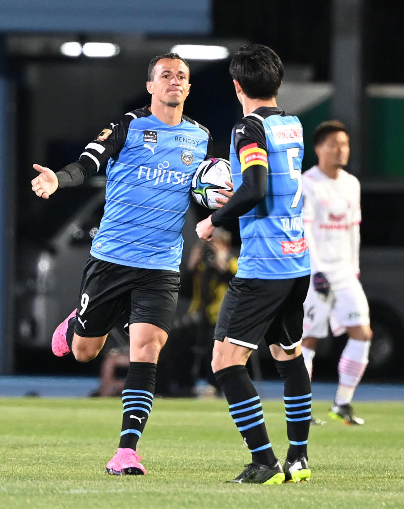 川崎F対C大阪　前半、得点した川崎F・FWレアンドロ・ダミアンはチームメートとタッチをかわす（撮影・山崎安昭）