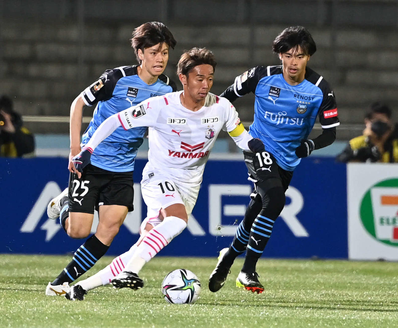川崎F対C大阪　前半、ドリブルするC大阪MF清武（中央）を追う川崎F・MF三笘（右）と田中（撮影・山崎安昭）