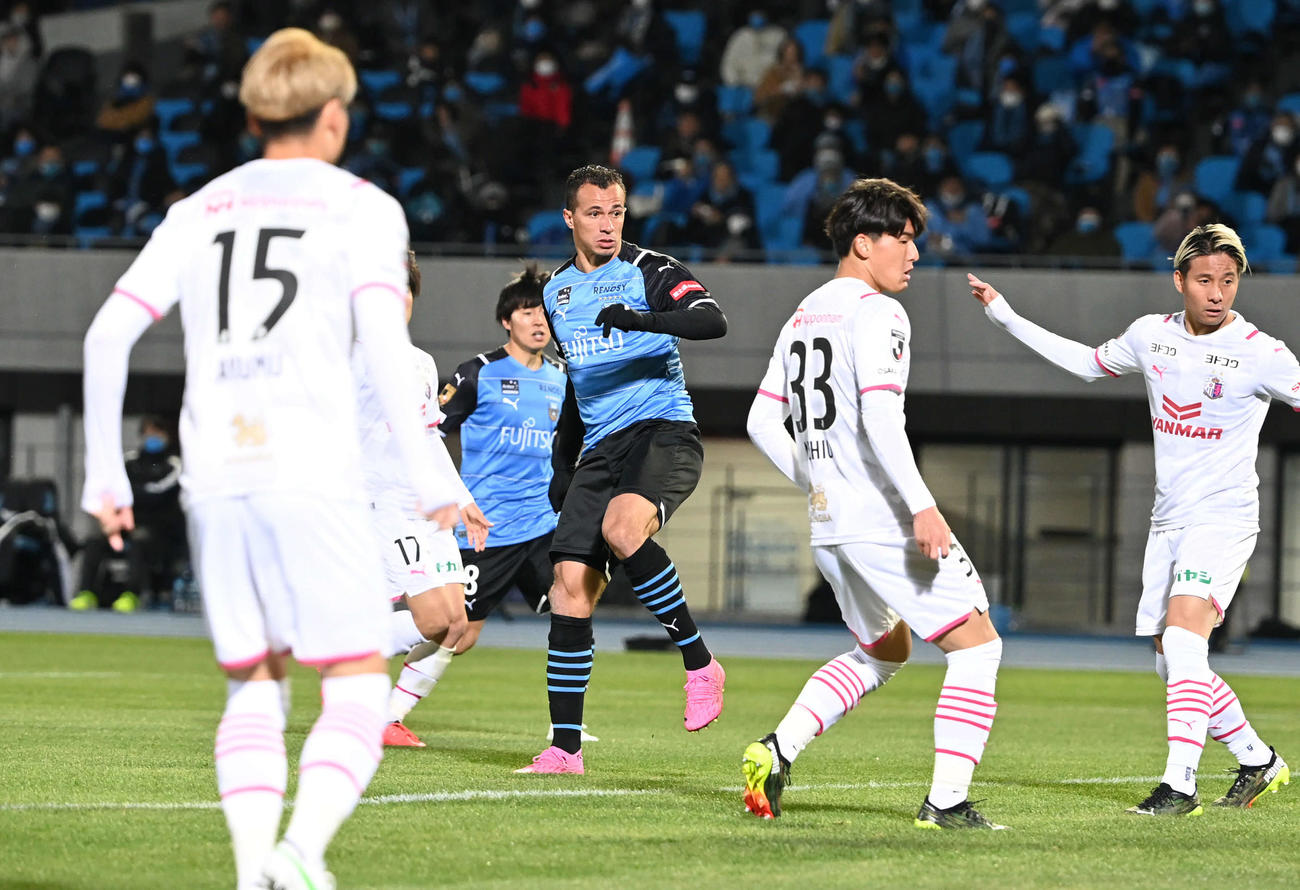川崎F対C大阪　後半、ヘディングシュートを決める川崎F・FWレアンドロ・ダミアン（中央）（撮影・山崎安昭）