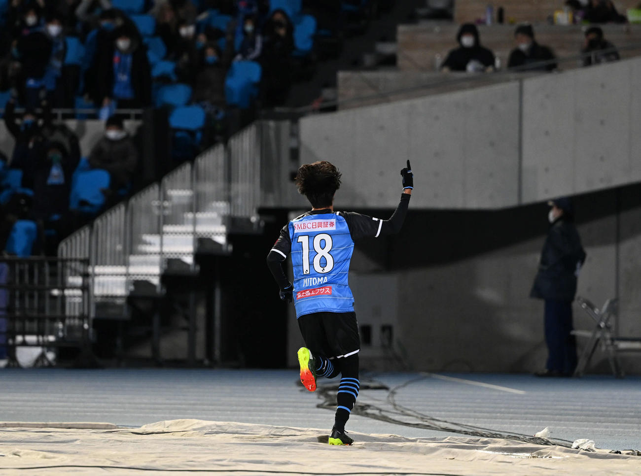 川崎F対C大阪　後半、追加点を奪って歓喜のダッシュをする川崎F・MF三笘（撮影・山崎安昭）
