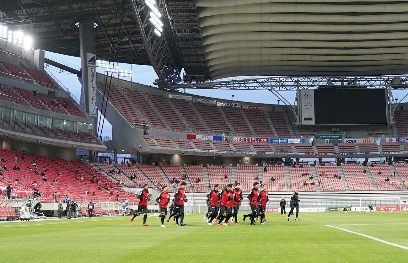 試合が中止となり急遽、公開練習になりスタンドのサポーターの前でランニングする名古屋グランパスの選手ら（撮影・森本幸一）