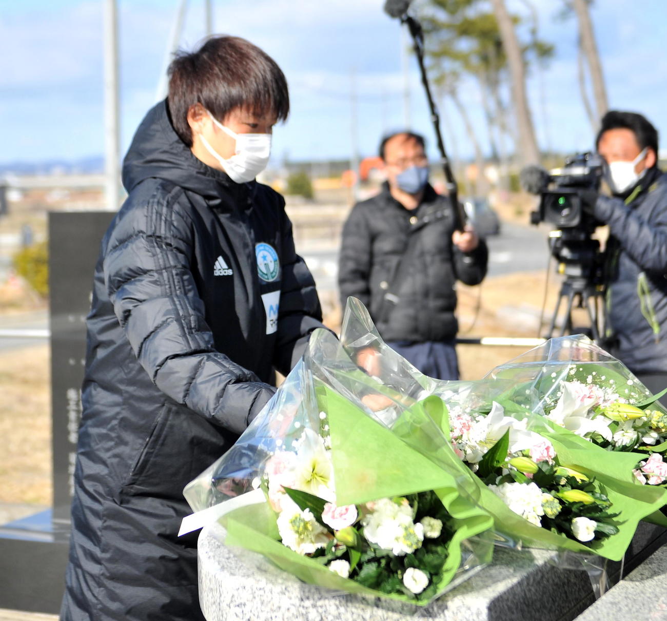 東日本大震災の慰霊碑を訪問したマイナビ仙台の浜田主将は選手を代表して献花