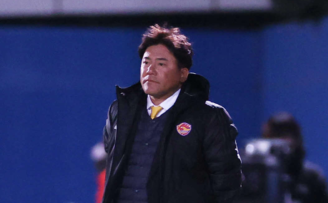 横浜対仙台　試合を見つめる仙台手倉森監督（撮影・野上伸悟）
