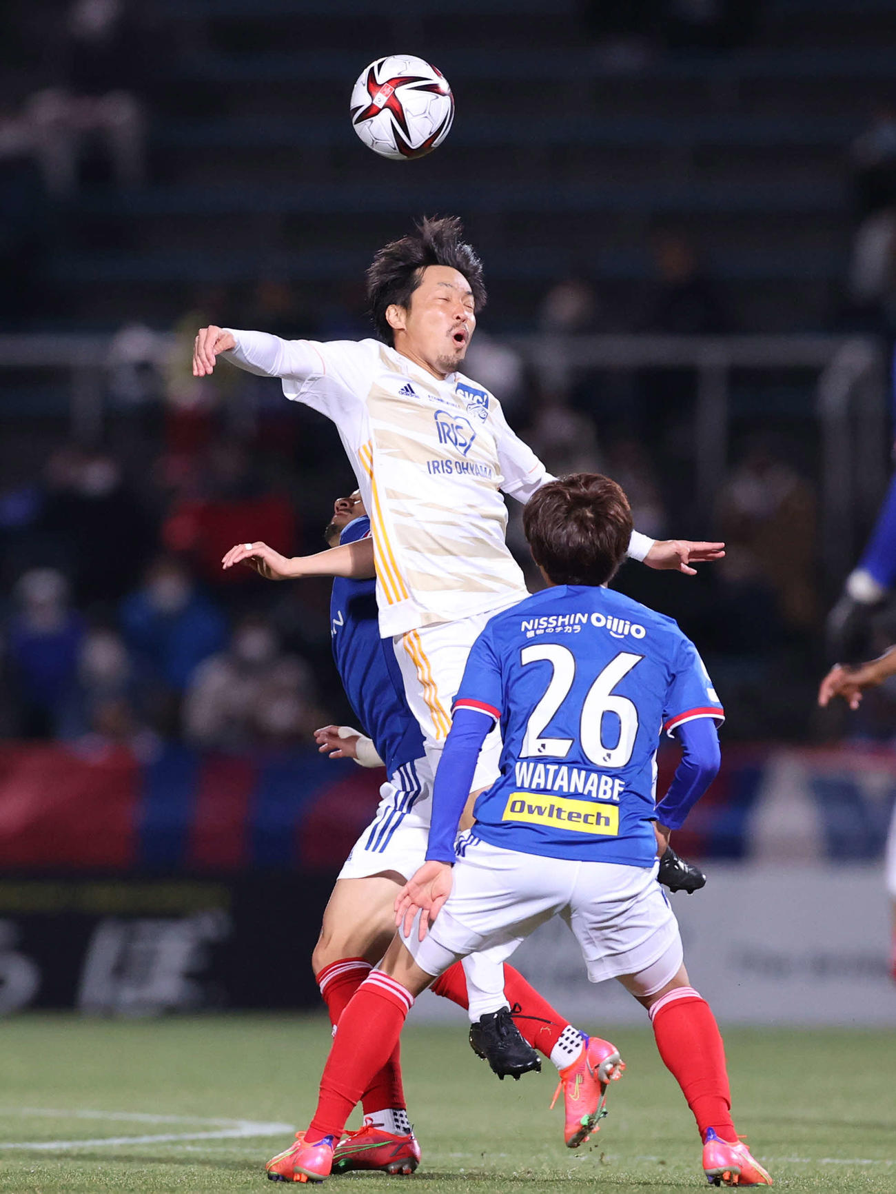 横浜対仙台　前半、競り合う仙台MF富田（中央）（撮影・野上伸悟）