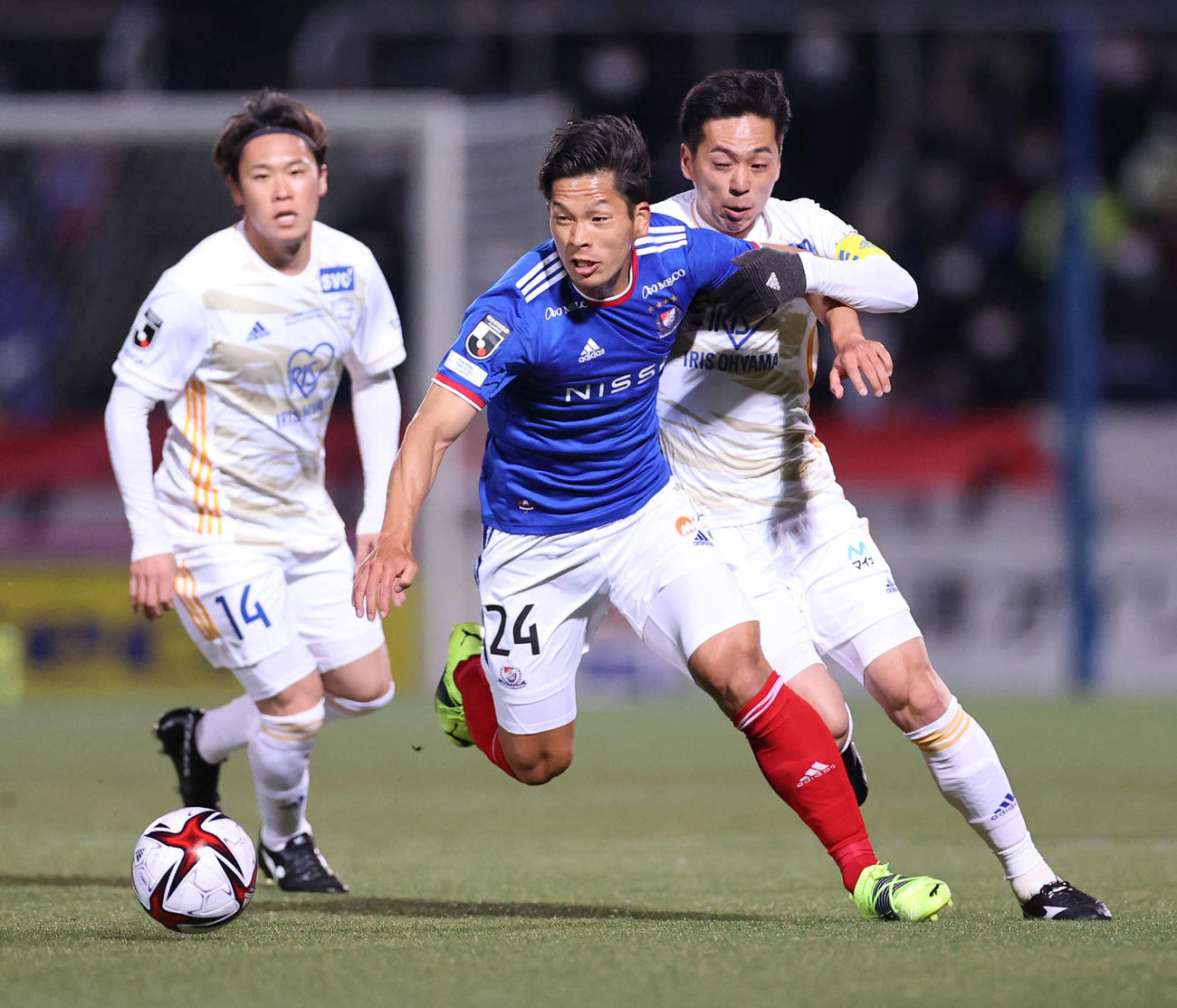 横浜対仙台　前半、競り合う横浜MF岩田（中央）と仙台MF松下（撮影・野上伸悟）