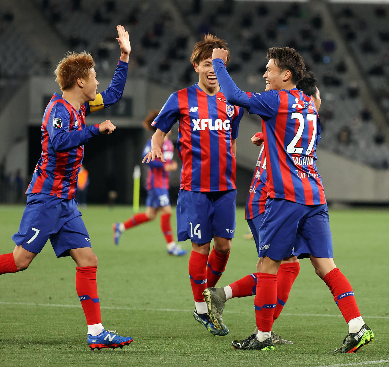 東京対徳島　後半、左足でゴールを決めた東京FW田川（右）は笑顔でイレブンと喜び合う（撮影・垰建太）