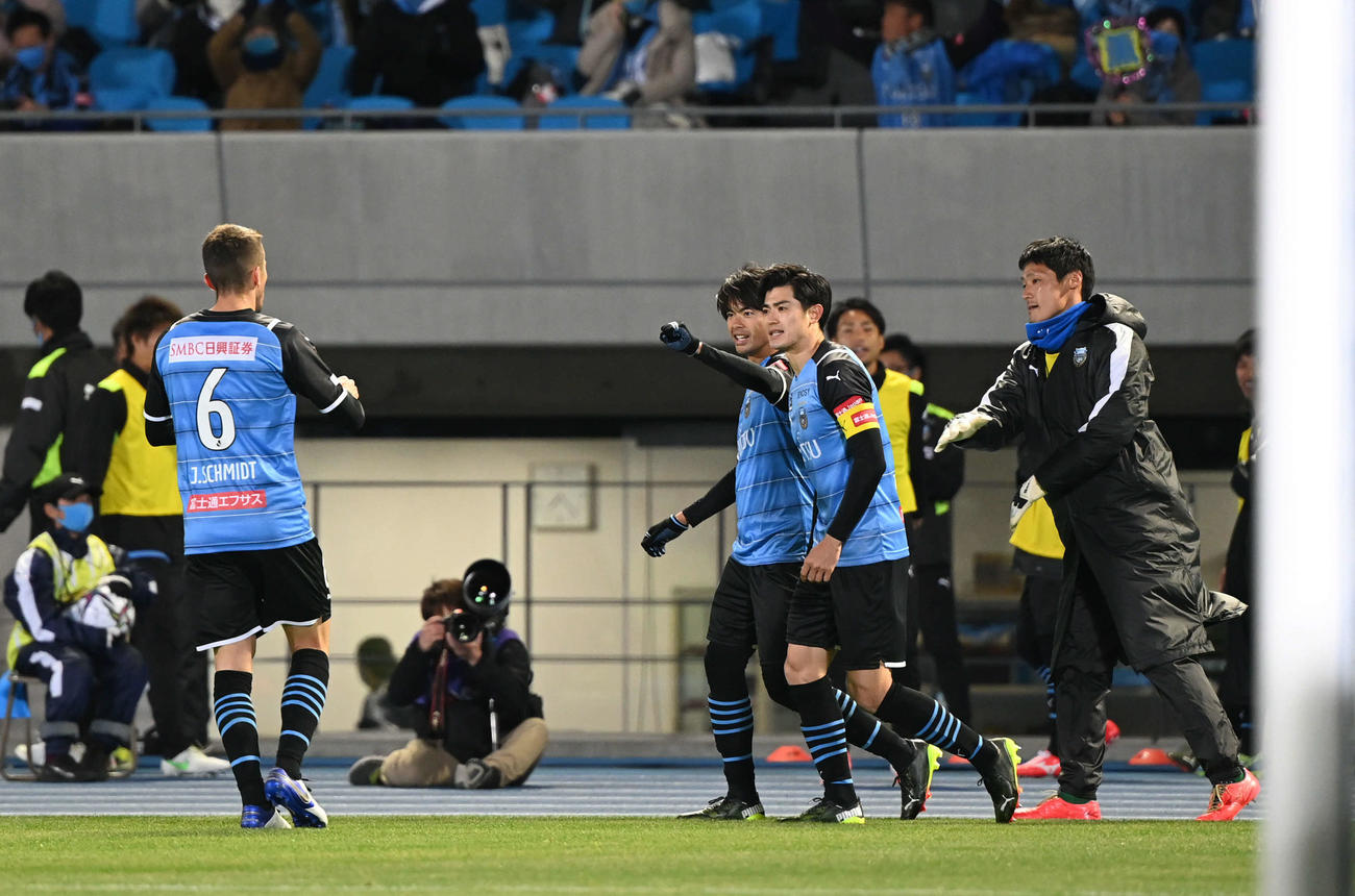川崎F対C大阪　後半、追加点を奪った川崎F・MF三笘（右から3人目）は笑顔を見せる（撮影・山崎安昭）