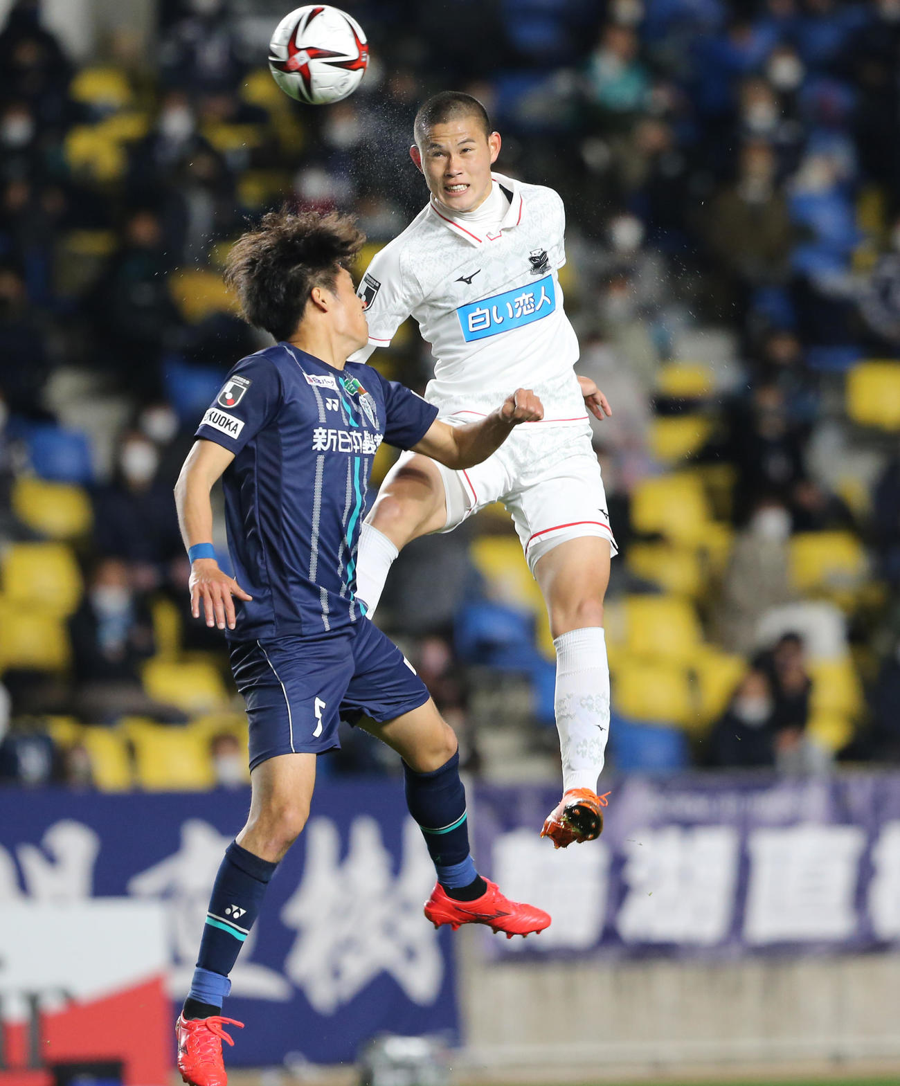 福岡対札幌　空中戦で競りあう札幌FW中島大嘉（左）（撮影・菊川光一）
