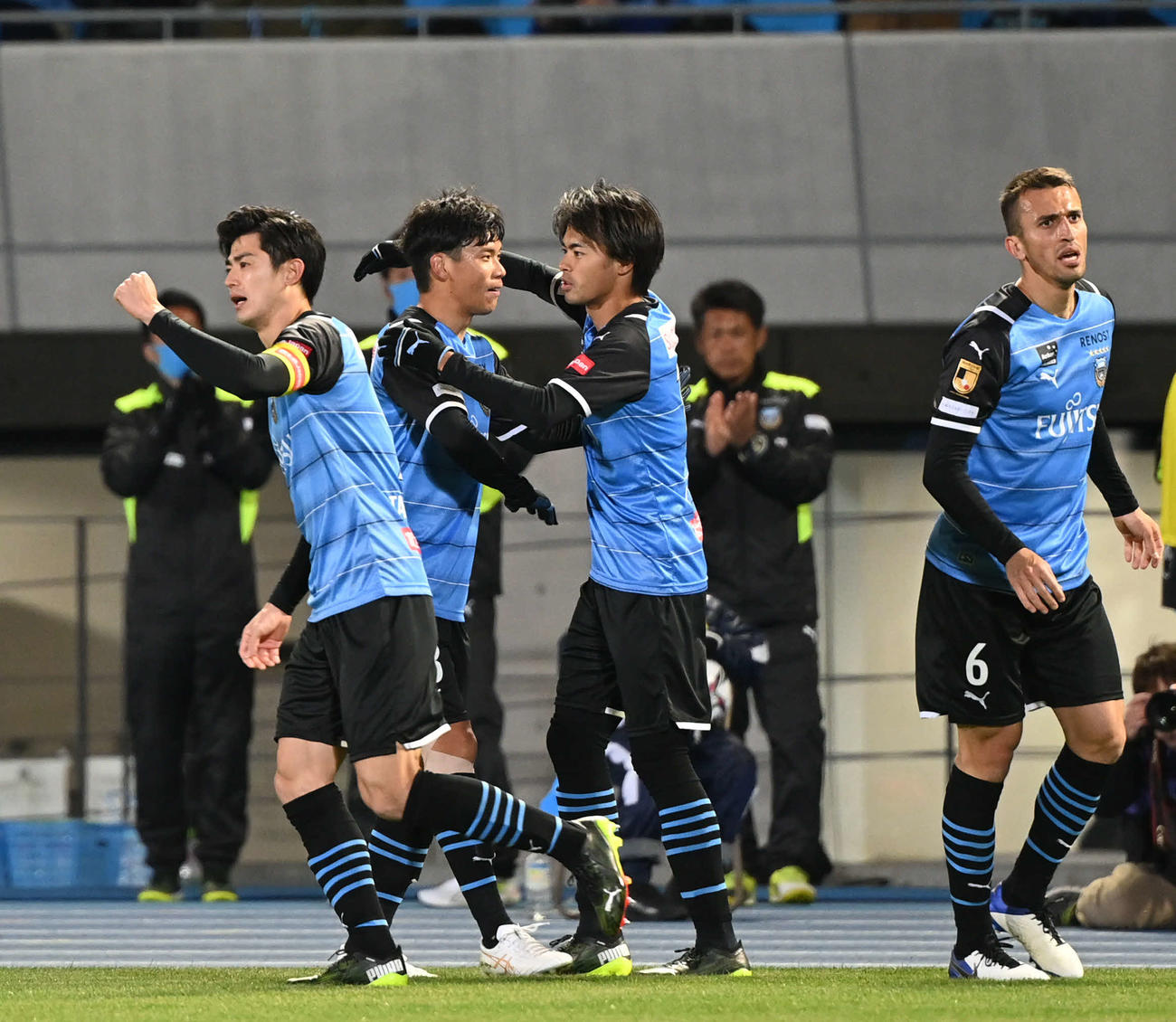 川崎F対C大阪　後半、追加点を奪った川崎F・MF三笘（右から2人目）はチームメートとハグ（撮影・山崎安昭）