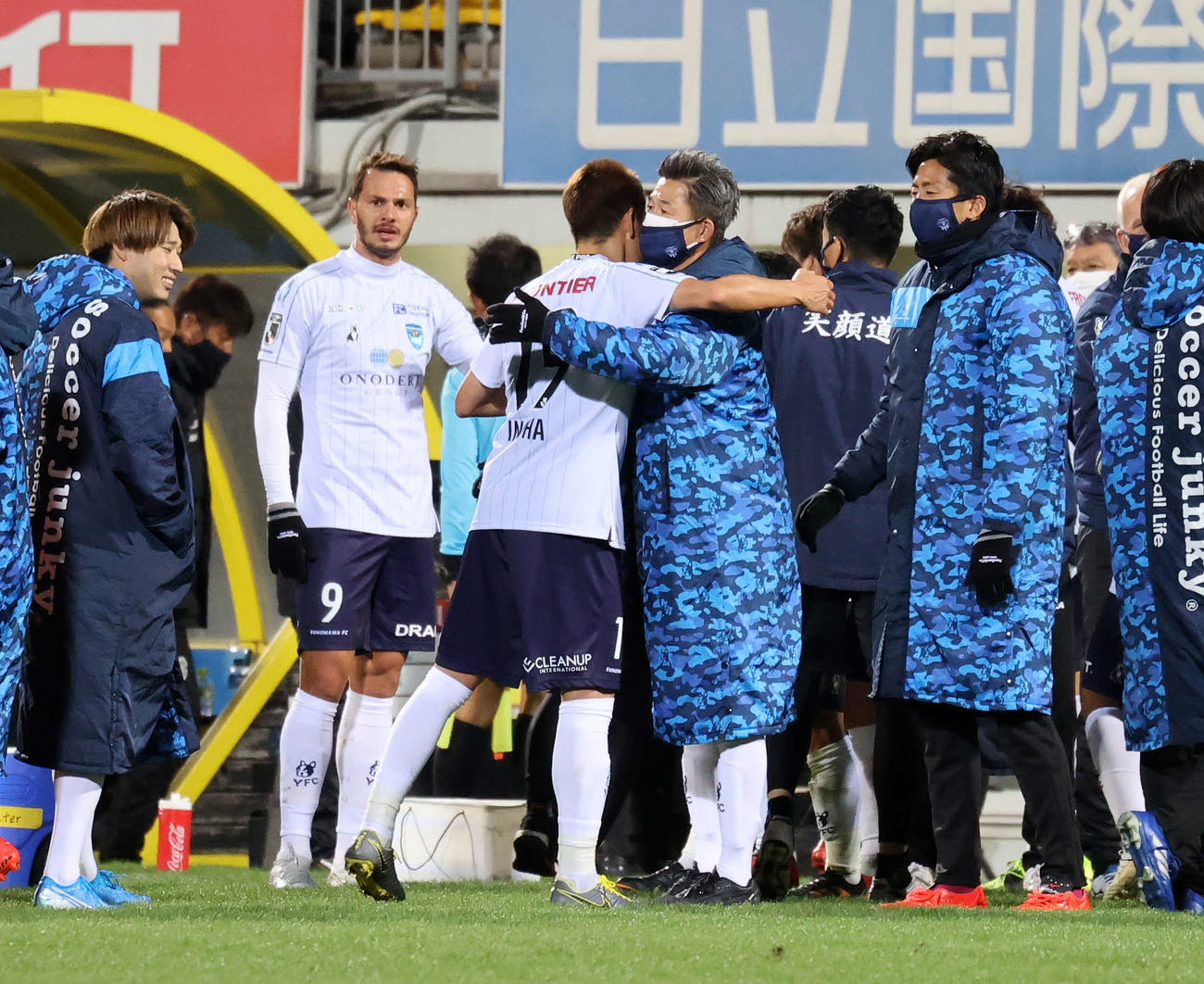 柏対横浜FC　勝利しDF伊野波（中央左）を迎える横浜FC・FW三浦（撮影・鈴木正人）