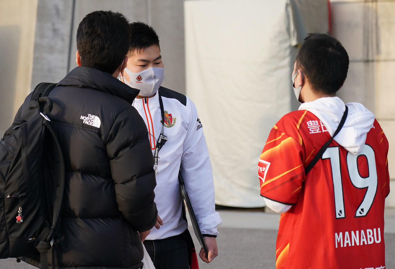 試合が中止となりサポーターへの対応に追われるスタッフ（撮影・森本幸一）