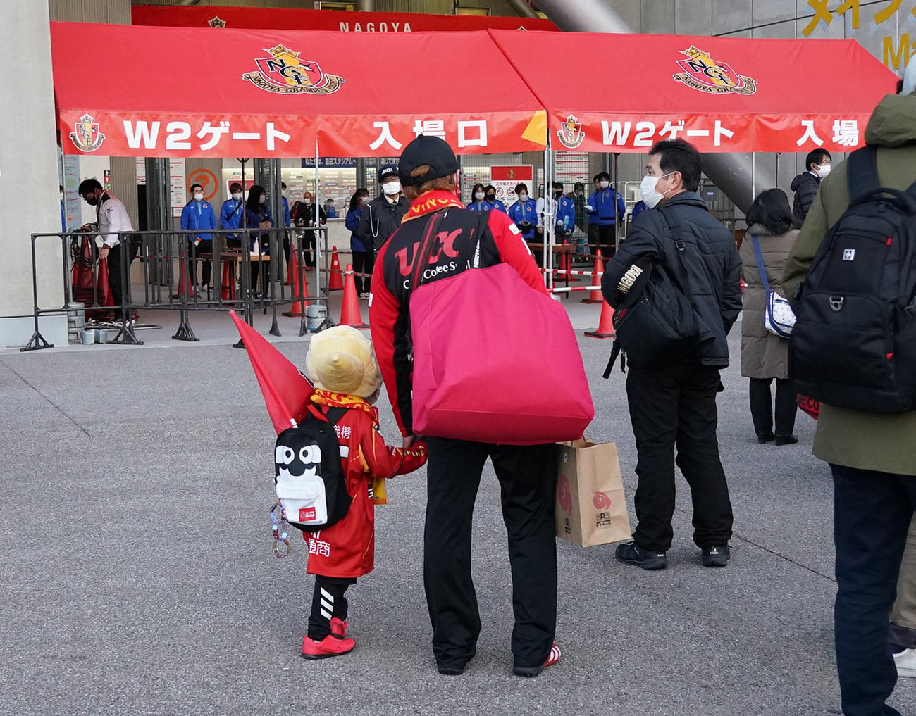 試合が中止となりゲート前で立ちつくすサポーター（撮影・森本幸一）