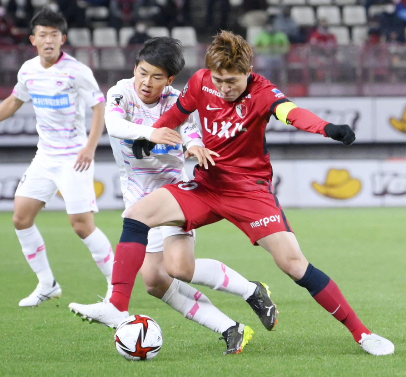 前半、鹿島三竿（右）と競り合う鳥栖福井（共同）