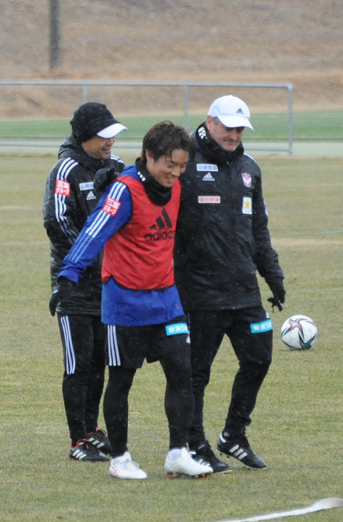 アルベルト監督と肩を組む高木（中央）