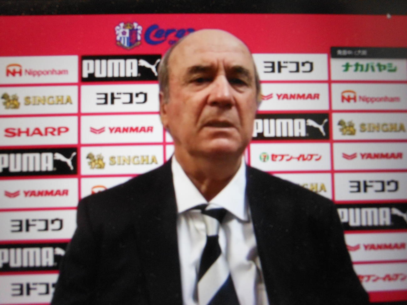 オンライン取材に応じるC大阪レビークルピ監督