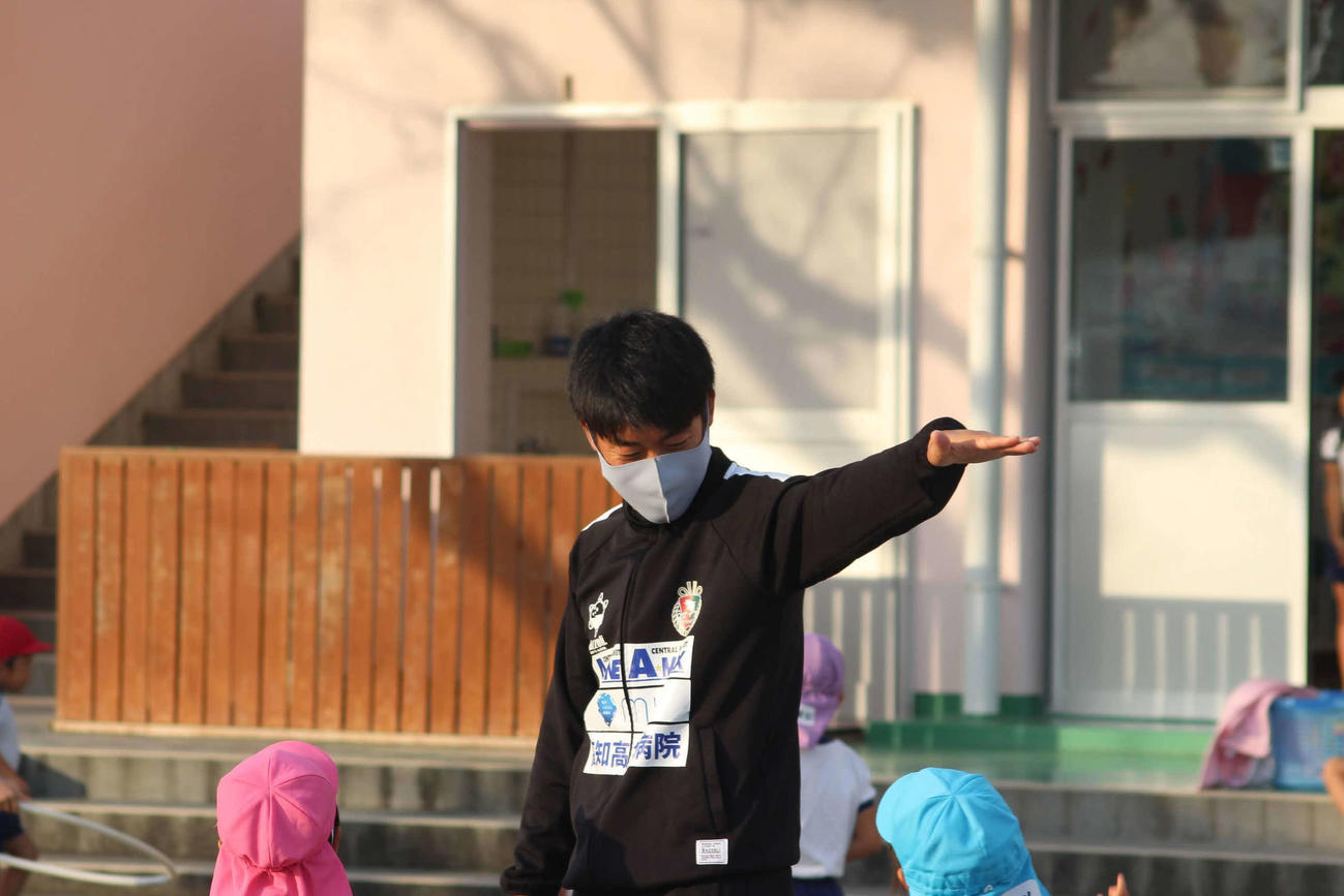 幼稚園で子供たちに語りかける青木（提供・高知ユナイテッド）