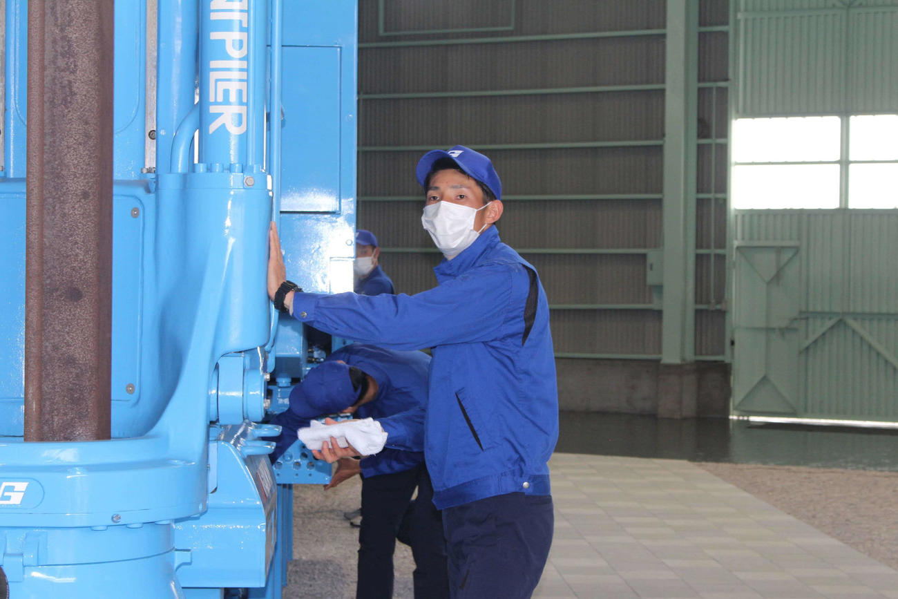 勤務先で清掃作業を行う赤星（提供・高知ユナイテッド）