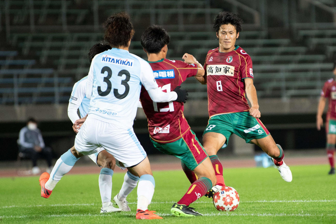 シュートを狙う高知FW西村（提供・高知ユナイテッド）
