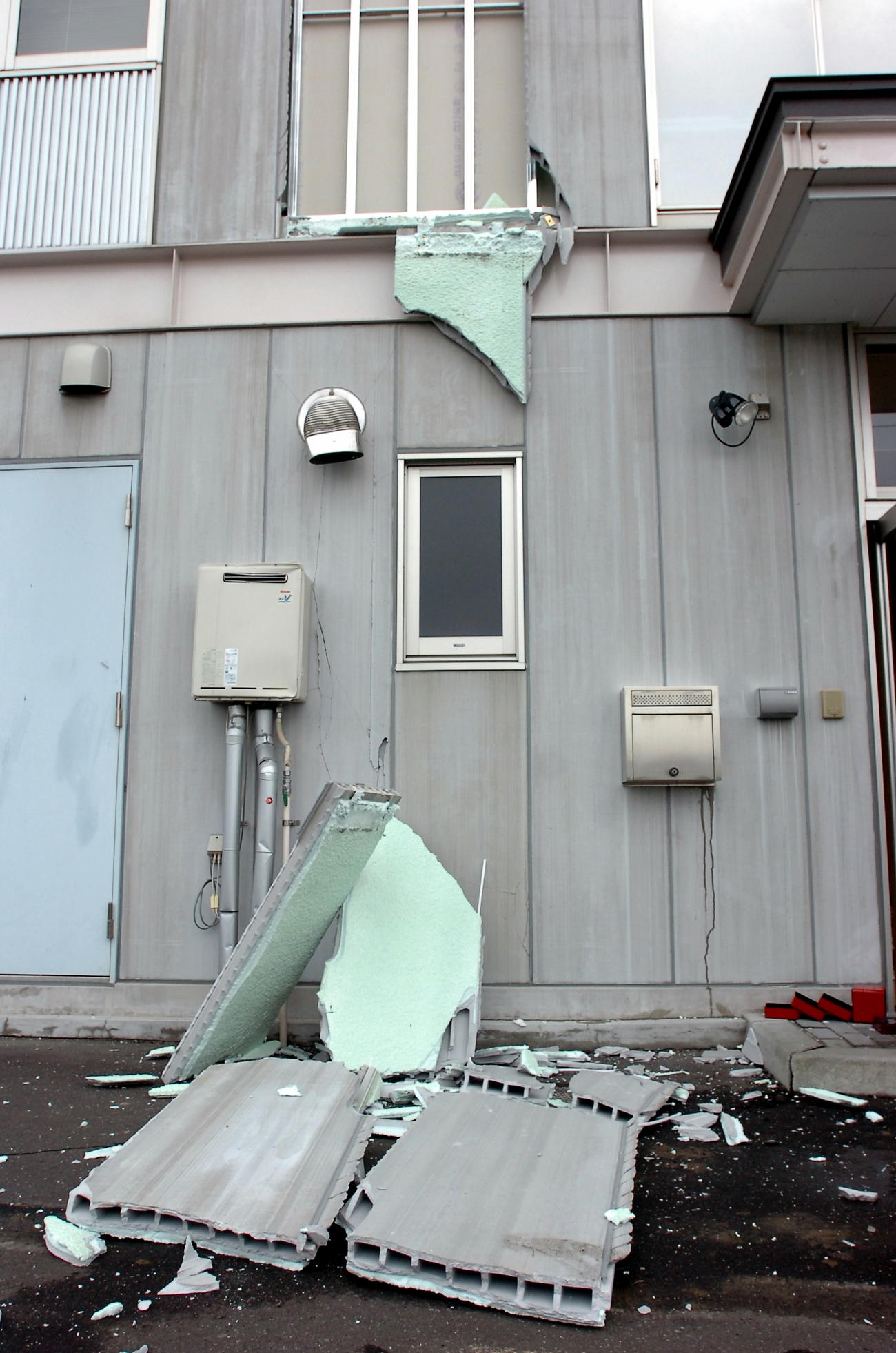 外壁が崩れたJ1仙台クラブハウス（撮影・三須一紀）