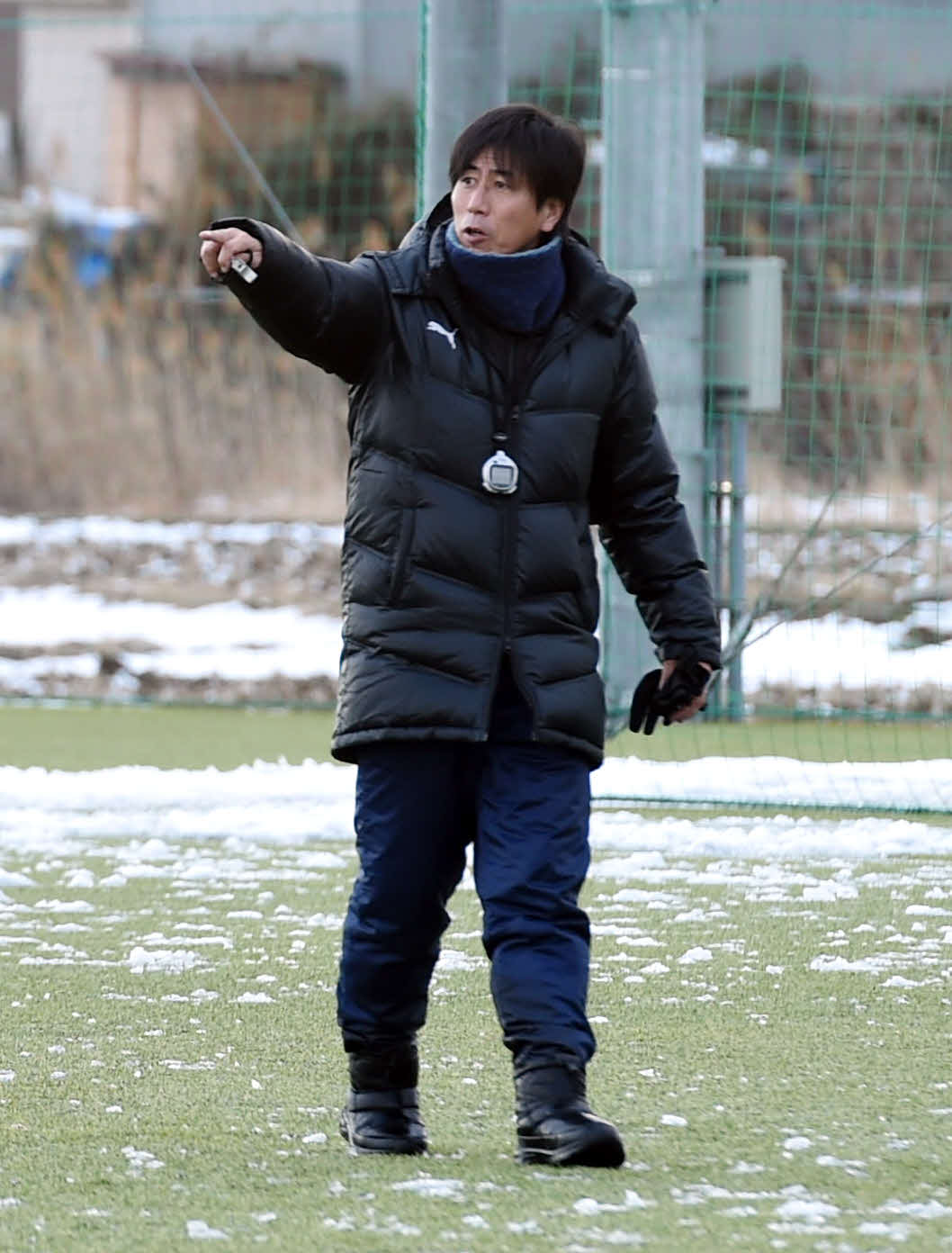 選手たちに指示を与える尚志・松本監督（撮影・相沢孔志）