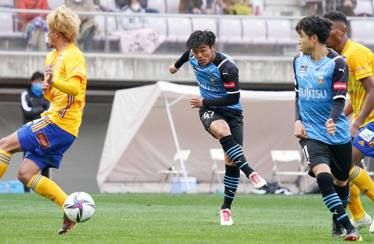 仙台対川崎F　後半、チーム5点目となるゴールを決める川崎F・FW旗手（中央）（撮影・江口和貴）