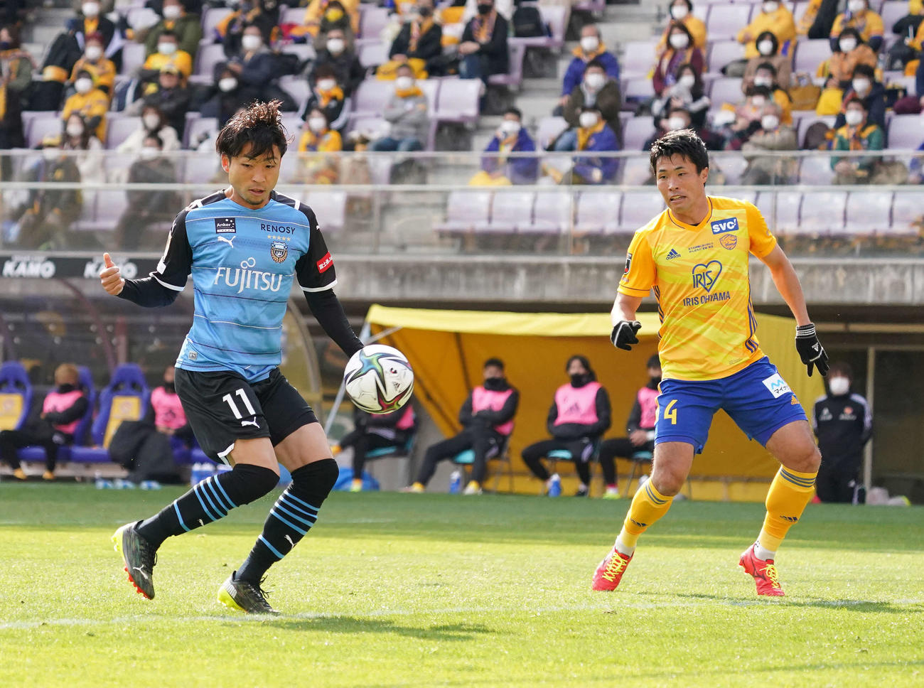 仙台対川崎F　前半、先制ゴールを決める川崎F・FW小林（左）。右は仙台DF蜂須賀（撮影・江口和貴）