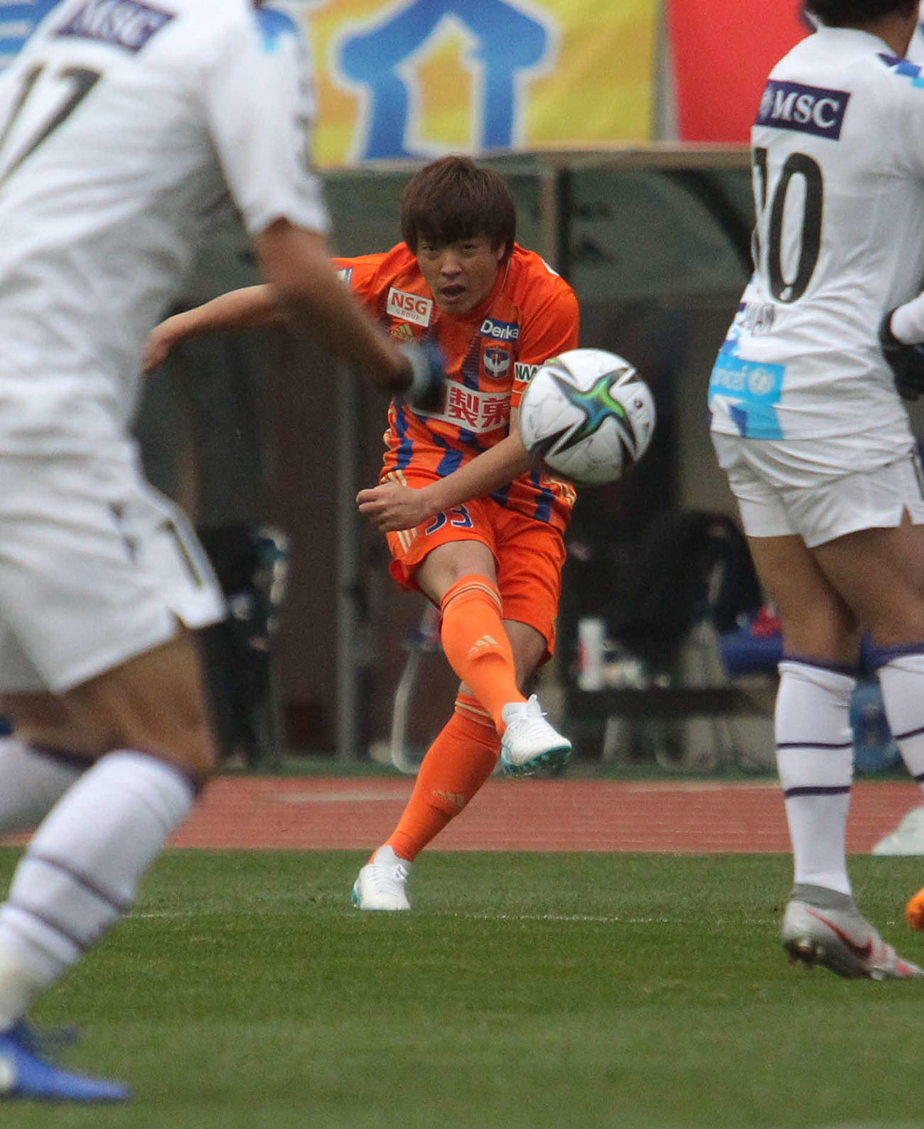 新潟対長崎　後半7分、DFの間を縫うFKでMF高木が先制ゴール（撮影・涌井幹雄）