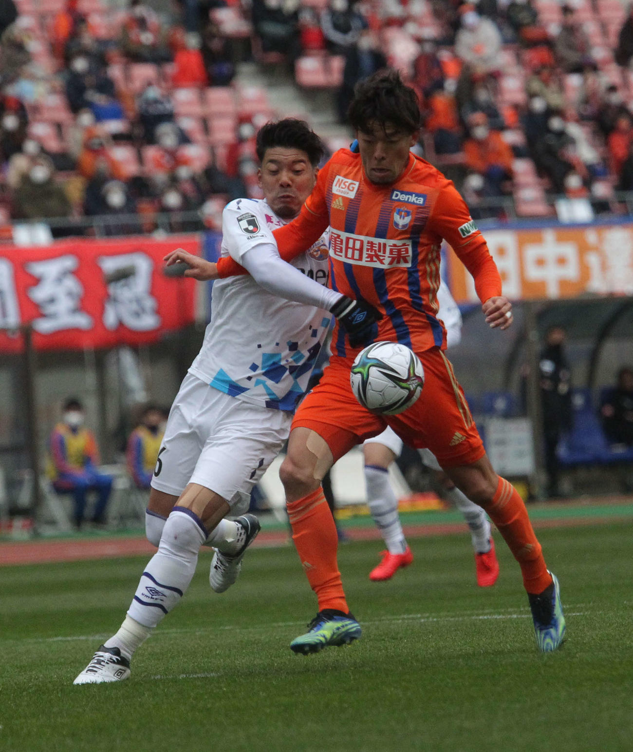 新潟対長崎　前半24分、胸トラップで前を向いたFW鈴木（右）は相手DFにシュートを阻まれる