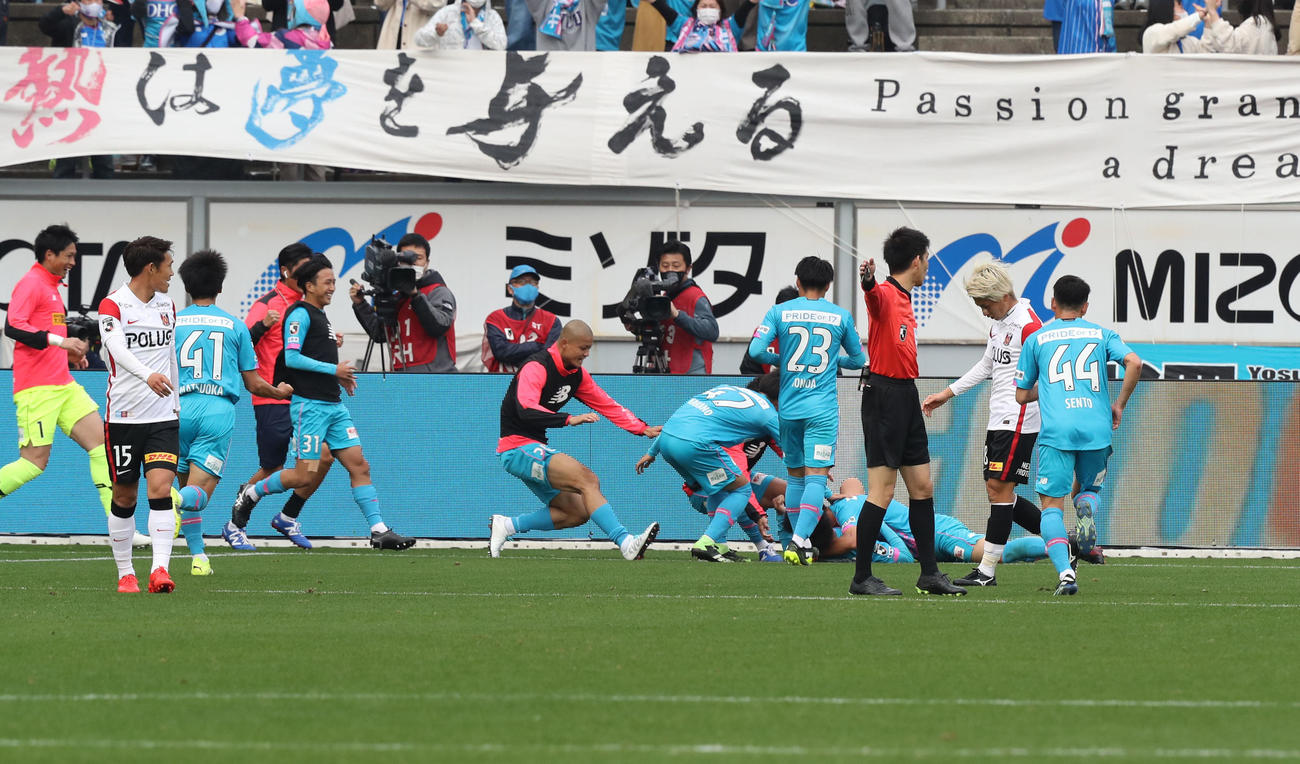 後半17分、鳥栖のFW山下の先制のゴールを喜ぶ鳥栖イレブン（撮影・屋方直哉）