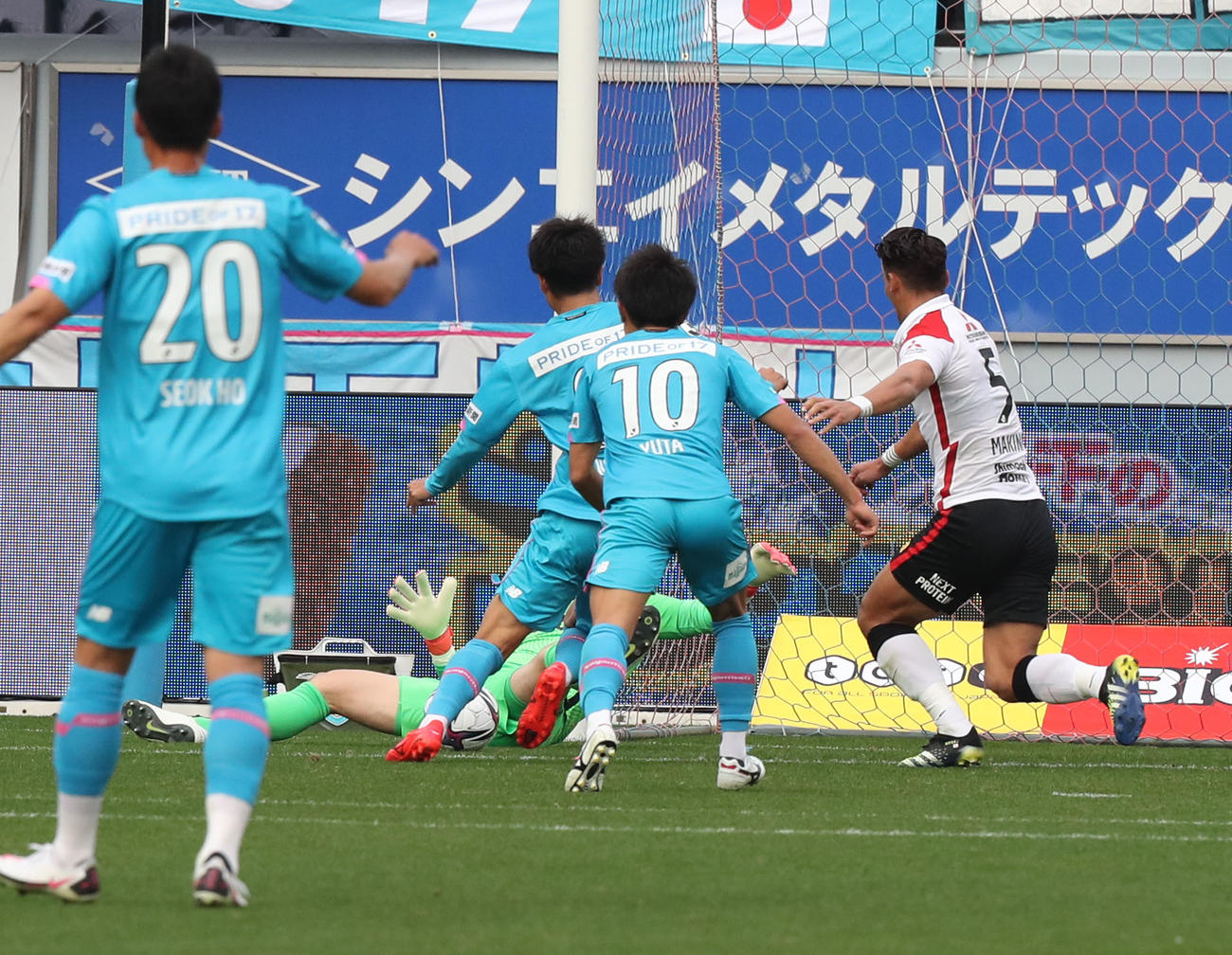 後半17分、鳥栖のFW山下は先制のゴールを決める（撮影・屋方直哉）