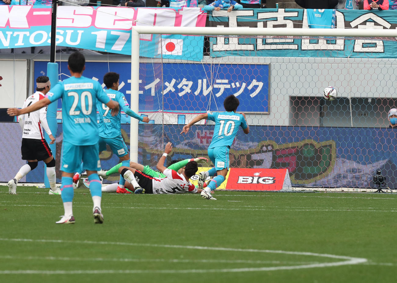鳥栖対浦和　後半17分、鳥栖のFW山下は先制のゴールを決める（撮影・屋方直哉）