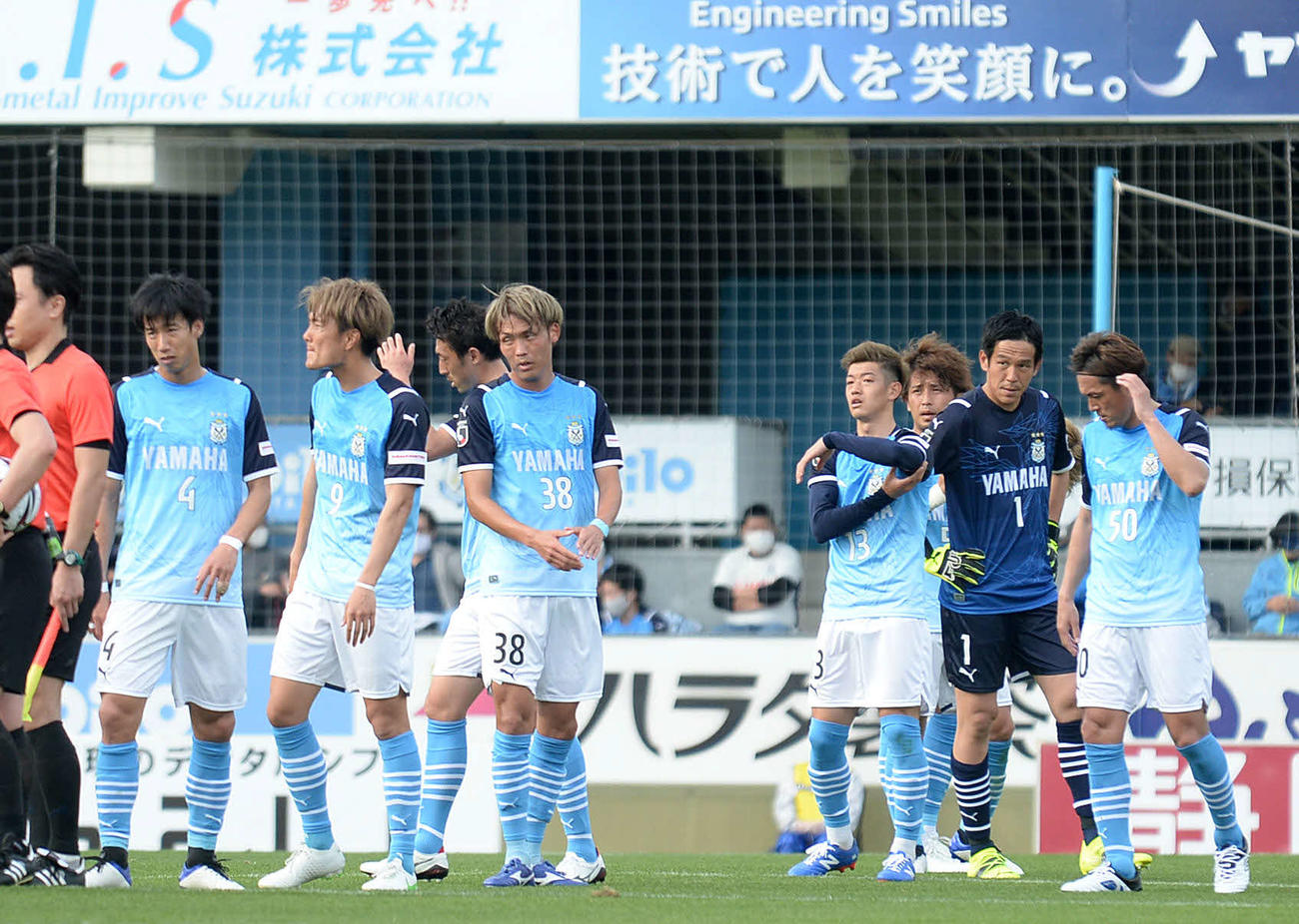 試合に敗れ、肩を落とす磐田の選手たち