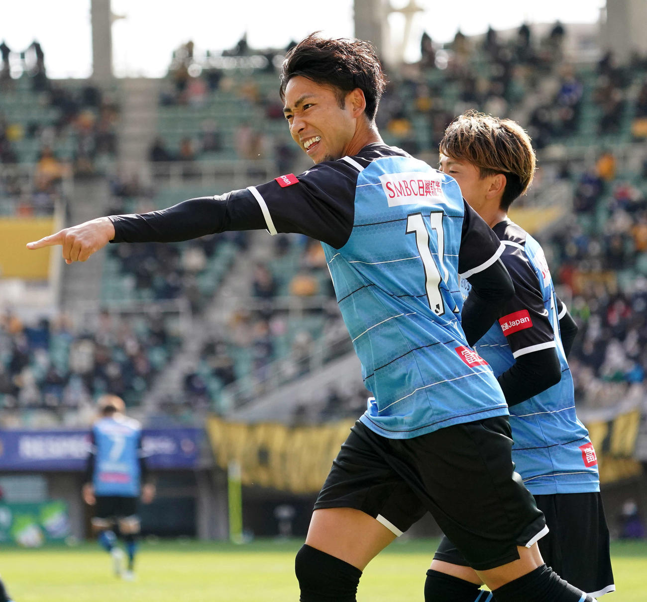 仙台対川崎F　前半、先制ゴールを決めた川崎F・FW小林（左）（撮影・江口和貴）