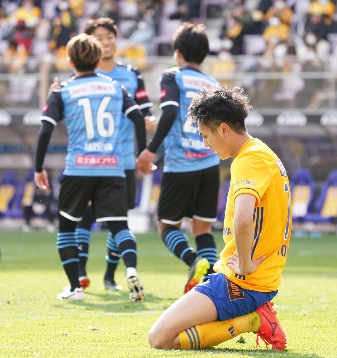仙仙台対川崎F　前半、チーム4失点目で肩を落とす仙台DF吉野（撮影・江口和貴）