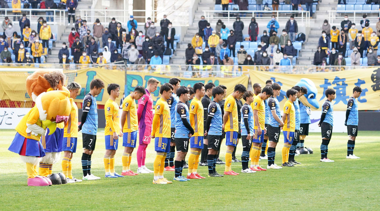 仙台対川崎F　試合前、黙とうする両チームの選手たち（撮影・江口和貴）