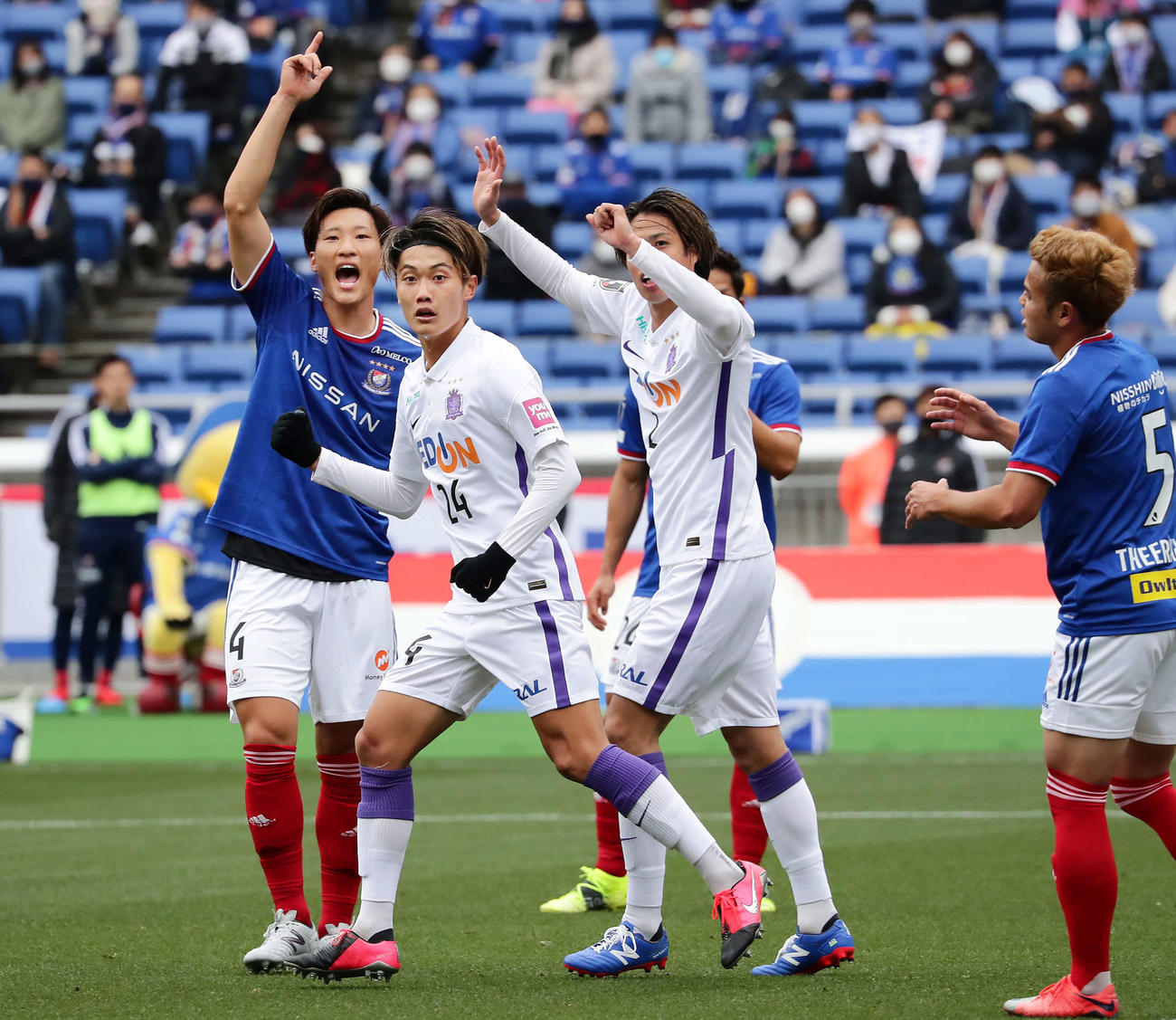 横浜対広島　前半、セットプレーから2点目のゴールを決めた広島DF東俊希（中央）（撮影・丹羽敏通）