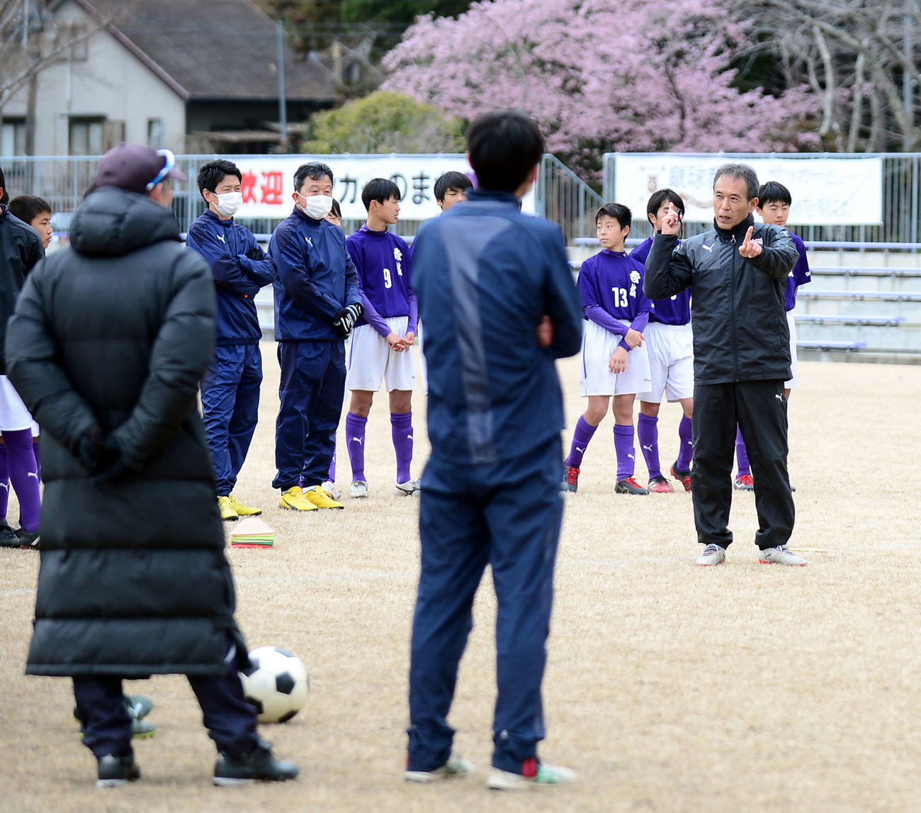練習を指導する池谷氏（右手前）の話に耳を傾ける参加者たち