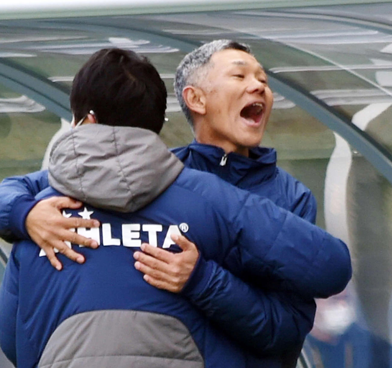 J2初勝利を挙げてスタッフと抱き合って歓喜する秋田吉田謙監督（右）（撮影・山田愛斗）