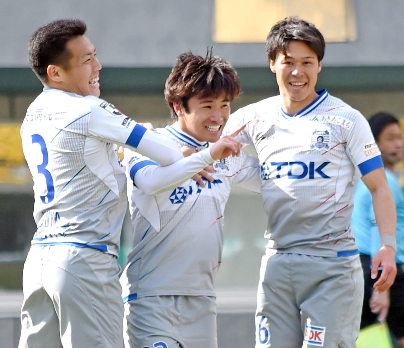 前半11分、先制ゴールを挙げて喜ぶ秋田MF沖野（中央）（撮影・山田愛斗）