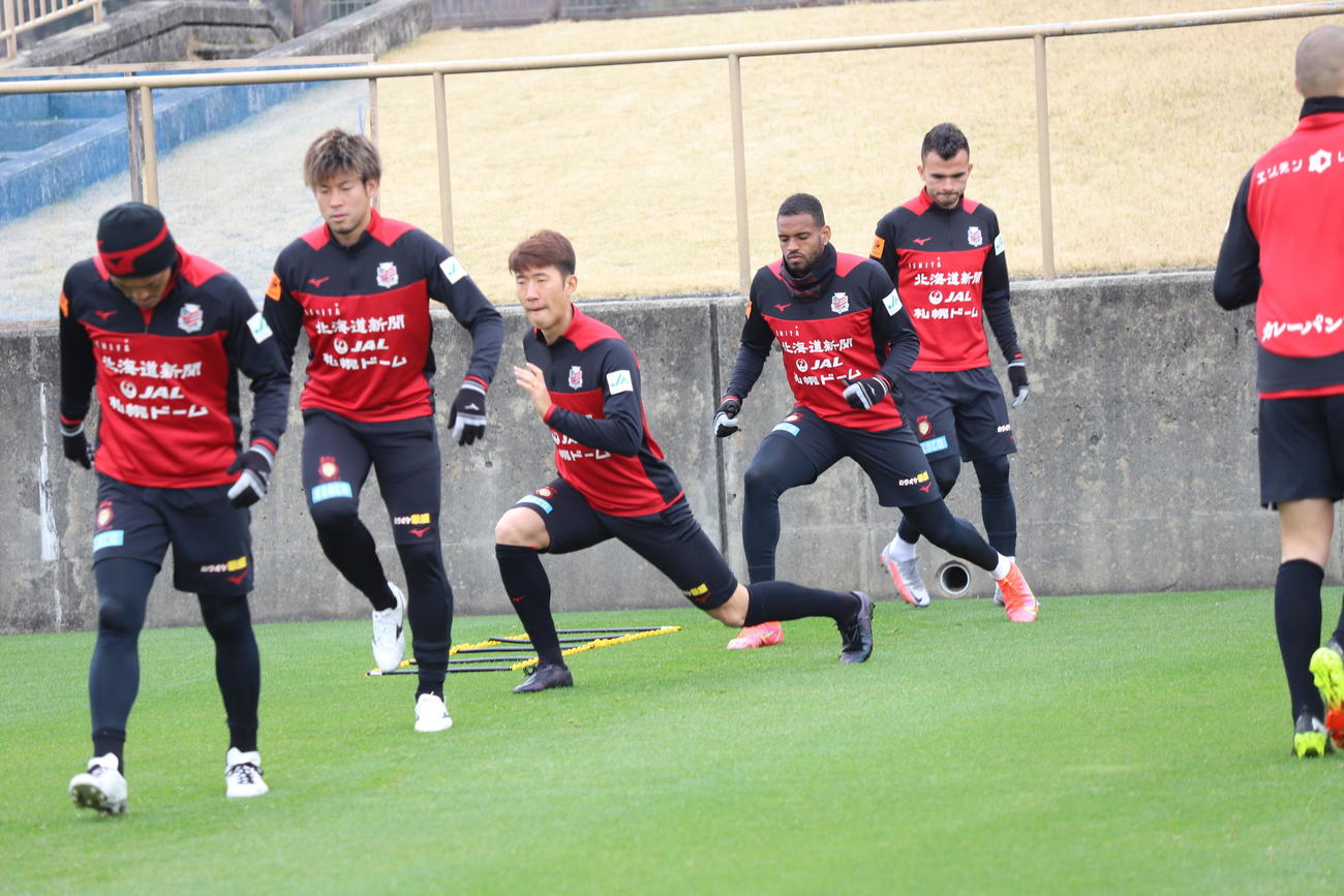 広島戦に向けて練習で汗を流す札幌イレブン（クラブ提供）