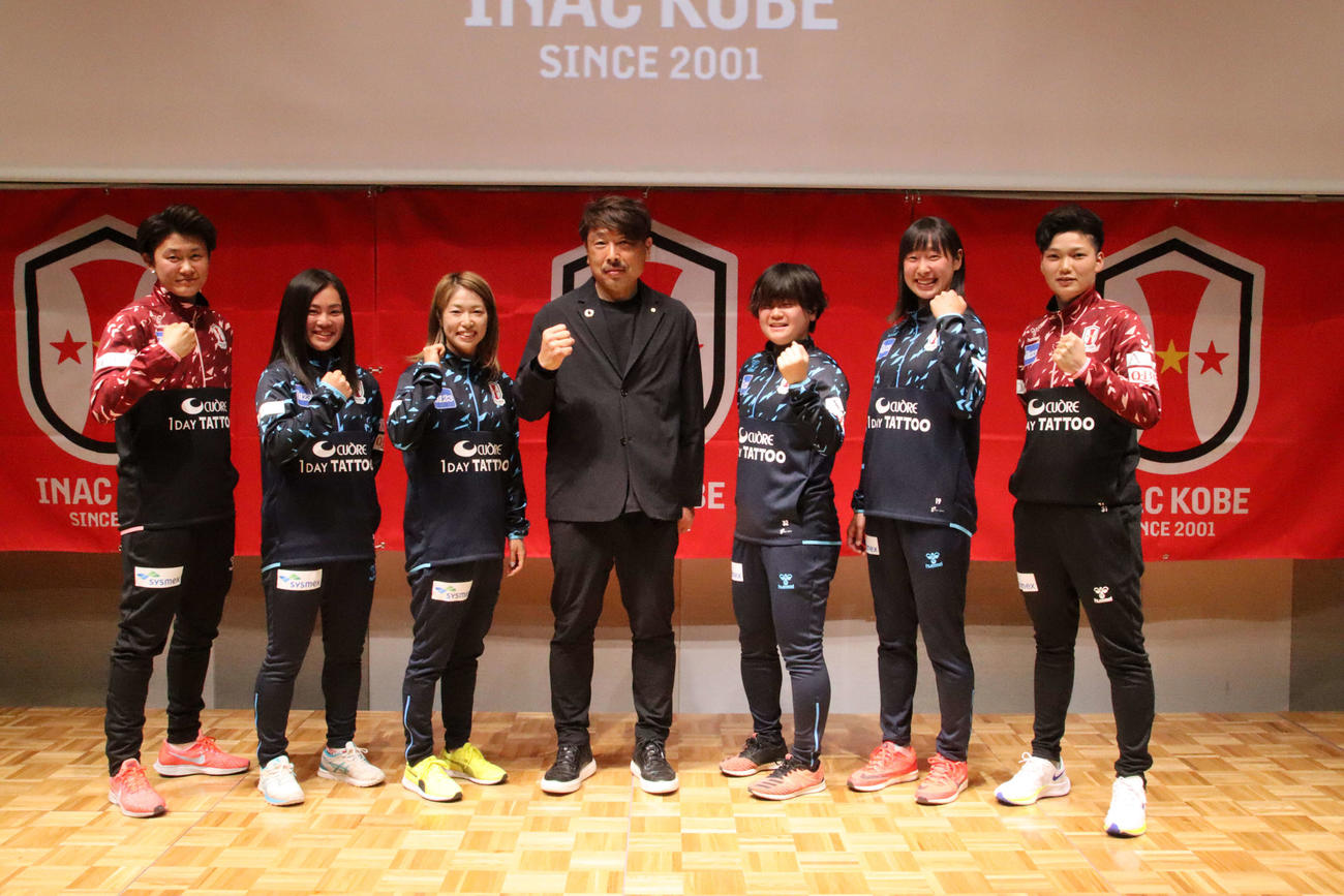 新体制会見に出席した選手ら。（左から）山下杏、川上,成宮、星川監督、山下沙、竹重、戸梶（撮影・南谷竜則）