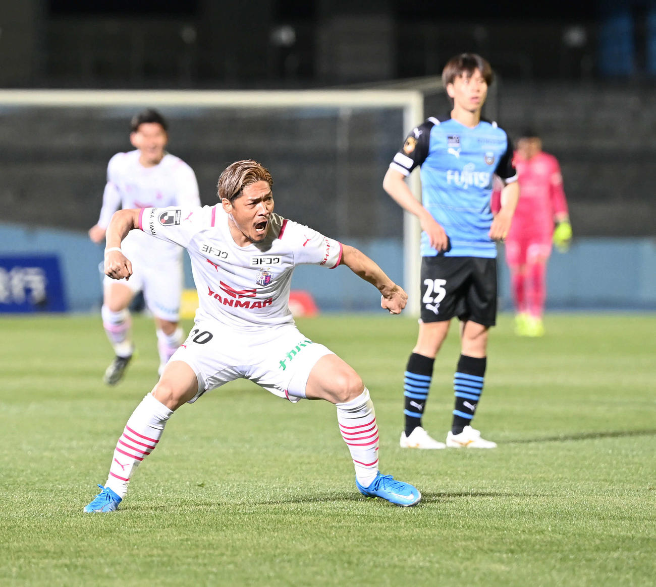 川崎F対C大阪　前半、先制点を奪って雄たけびを上げるC大阪FW大久保（2021年3月3日撮影）