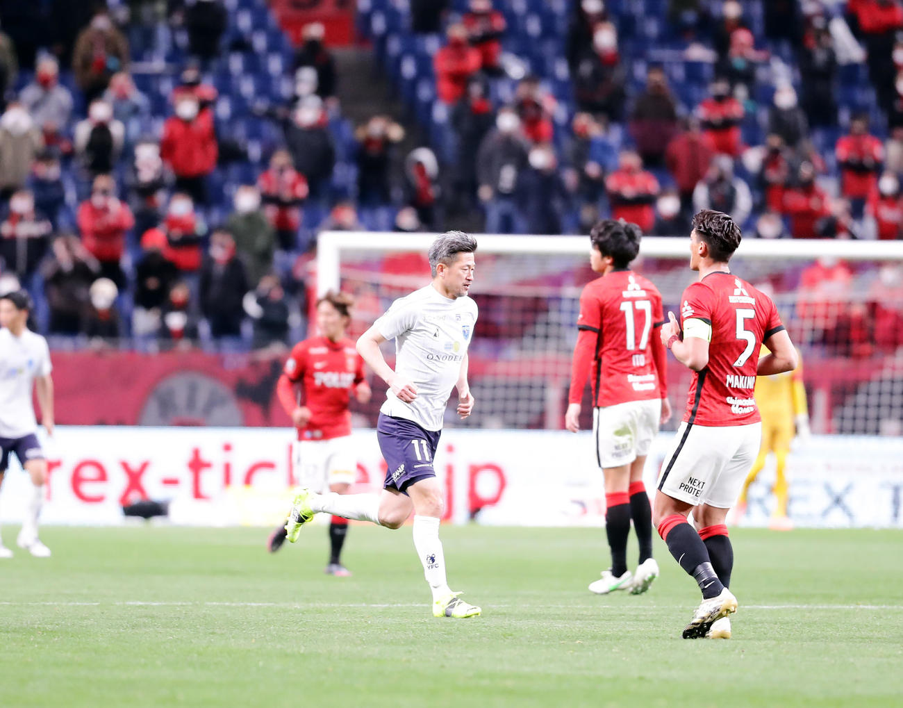 浦和対横浜FC　後半終了間際、ピッチに入った横浜FC・FWカズ（左）は走る（撮影・浅見桂子）