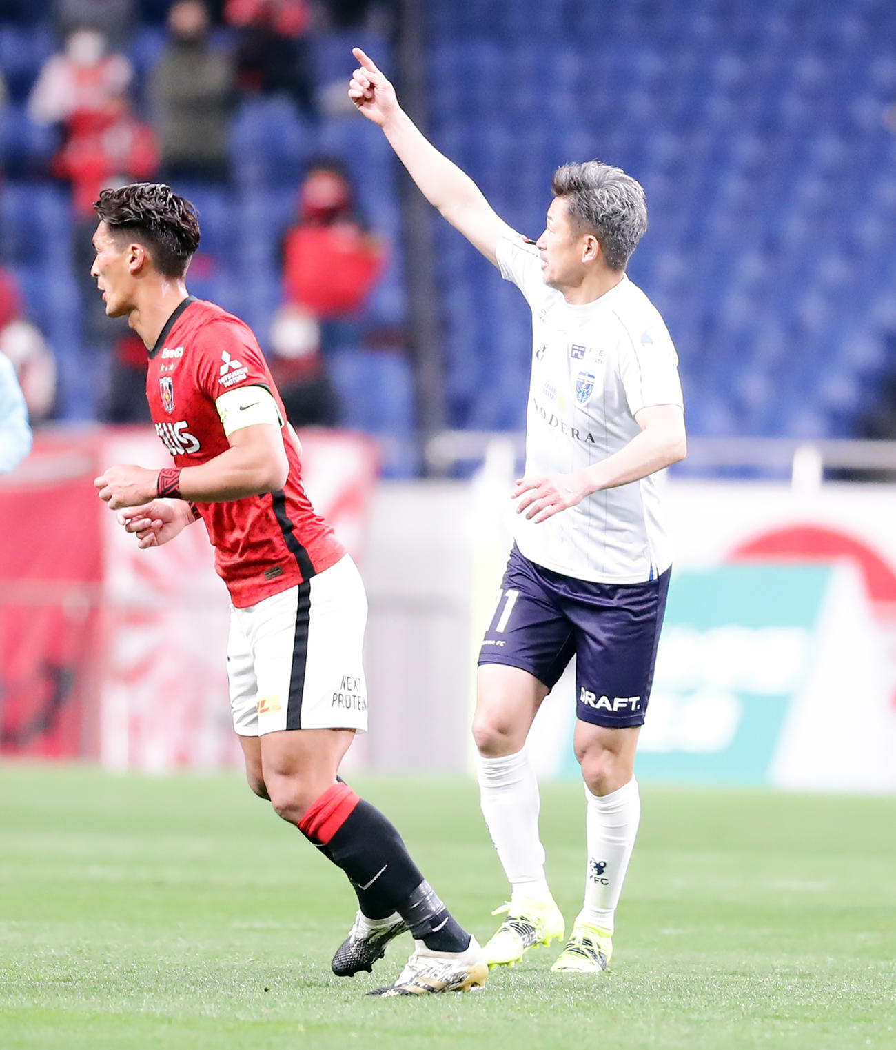 浦和対横浜FC　後半終了間際、ピッチに入った横浜FC・FWカズ（右）は指さし指示を出す（撮影・浅見桂子）