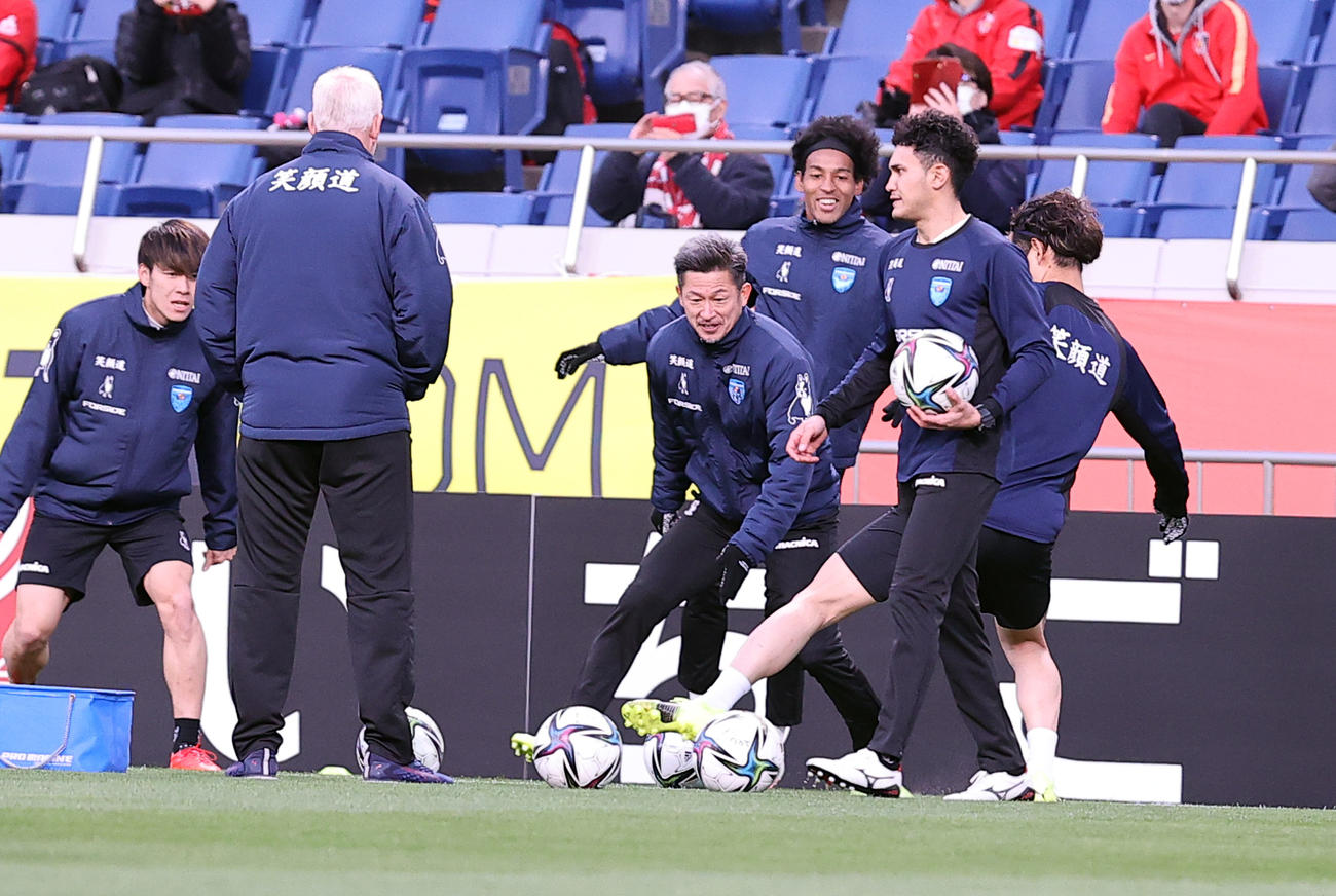 浦和対横浜FC　ベンチ入りした横浜FC・FWカズ（中央）はリラックスした表情でボール回しする（撮影・浅見桂子）