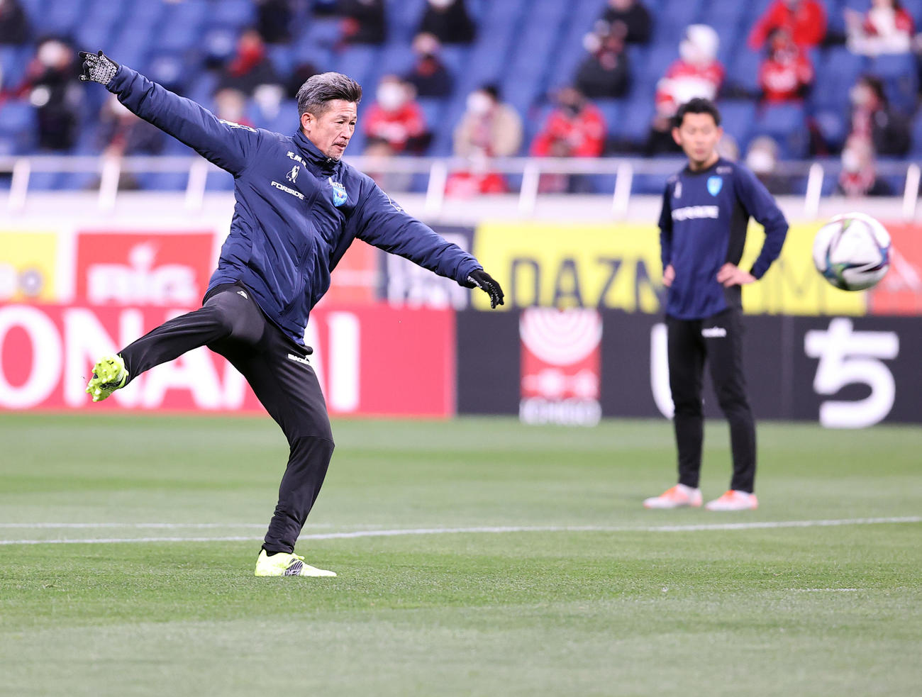 浦和対横浜FC　ベンチ入りした横浜FC・FWカズはシュート練習する（撮影・浅見桂子）