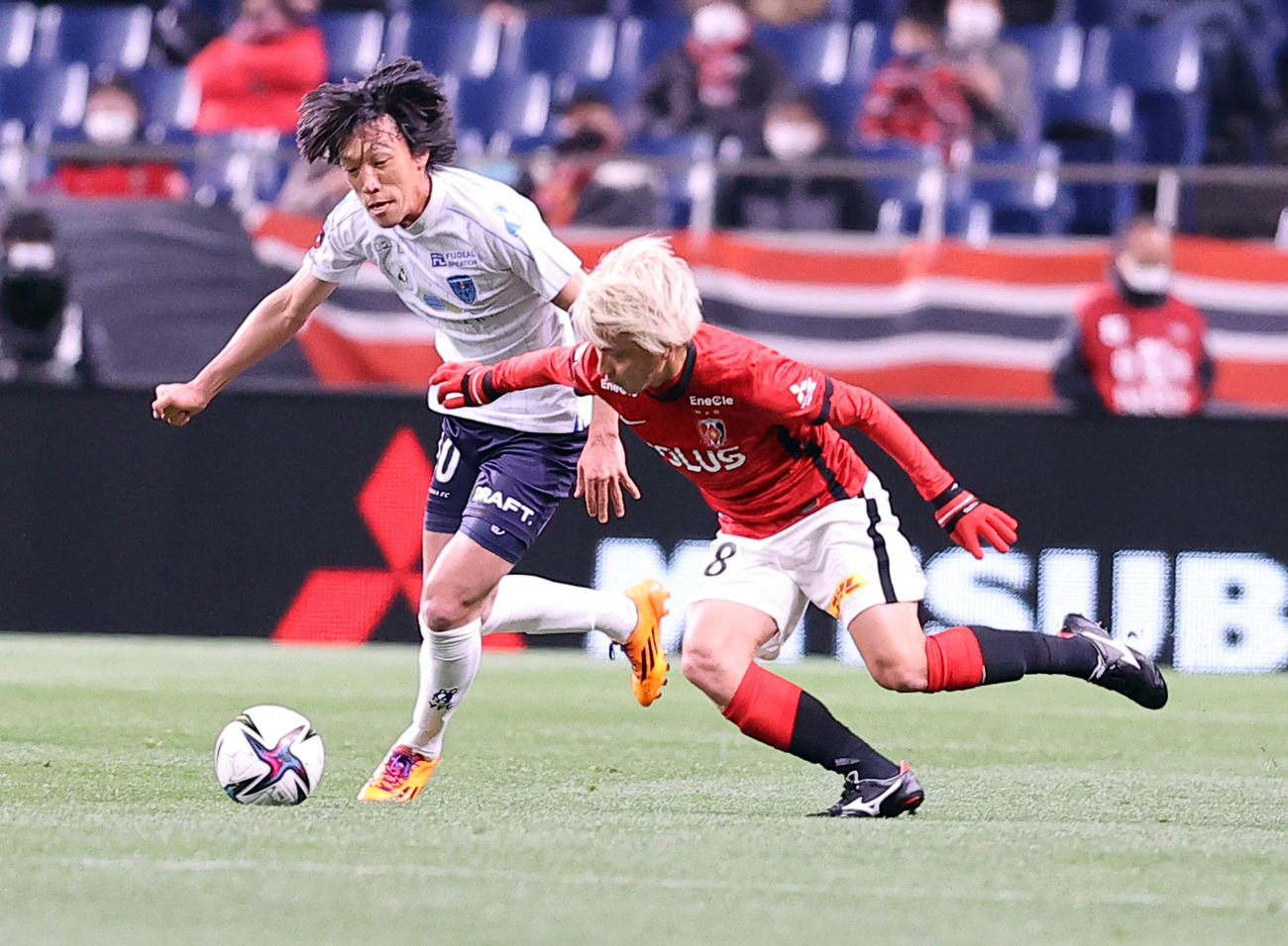 浦和対横浜FC　前半、浦和MF小泉（右）と競り合う横浜FC・MF中村（撮影・浅見桂子）