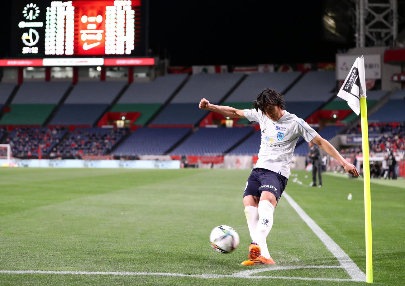 浦和対横浜FC　前半、CKを蹴る横浜FC・MF中村（撮影・浅見桂子）