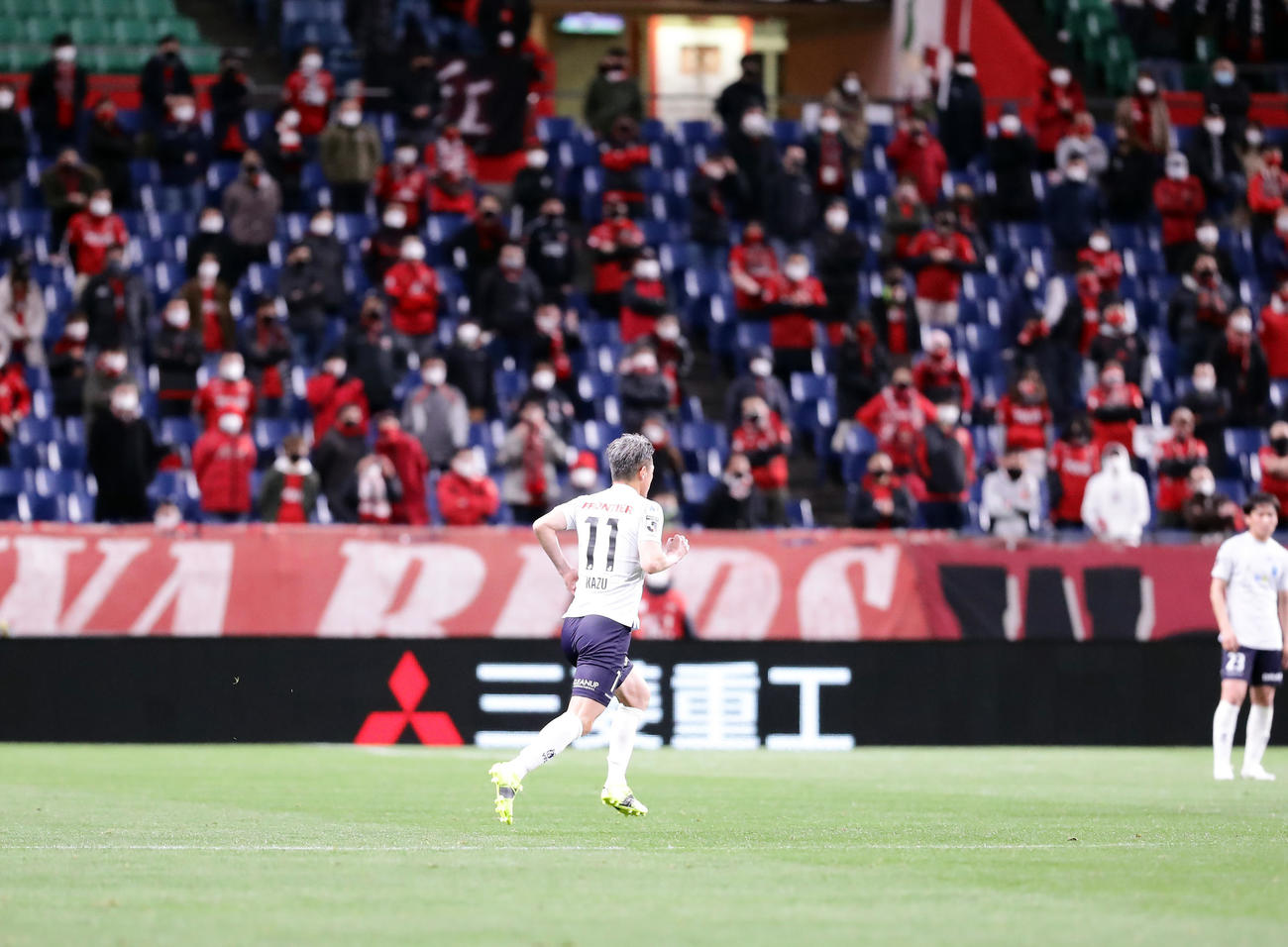 浦和対横浜FC　後半終了間際、横浜FC・FWカズ（中央）はピッチに入る（撮影・浅見桂子）