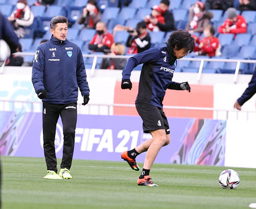 浦和対横浜FC　ベンチ入りした横浜FC・FWカズ（左）は練習する。右はMF中村（撮影・浅見桂子）